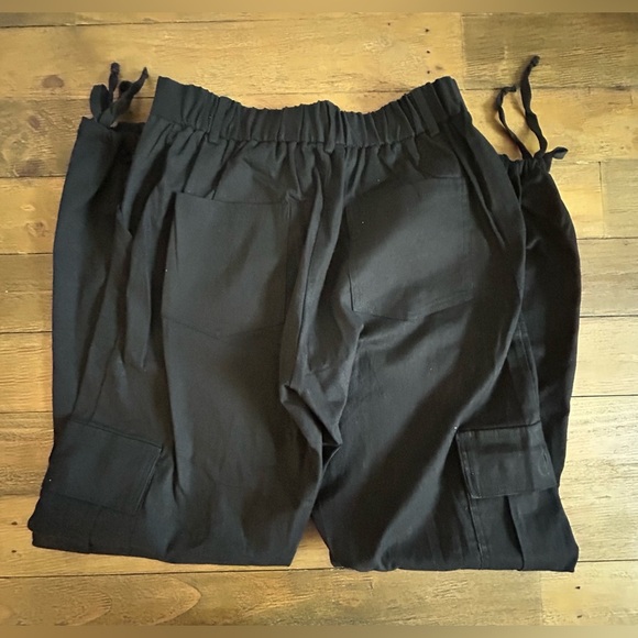 BLACK Cargo Loose Pants Grunge Y2K
adjustable hem ties and elastic back waist - Picture 5 of 13